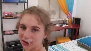 रशियन सौंदर्य Lenka Gaborova बोटांनी आणि तिच्या घट्ट मांजर fucks