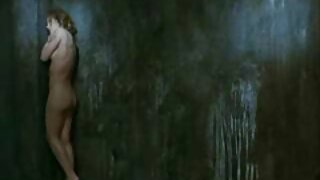 एकल हस्तमैथुन व्हिडिओमध्ये गोंडस आणि सेक्सी बेब रिले रेबेल तिच्या शरीरावर तेल लावते